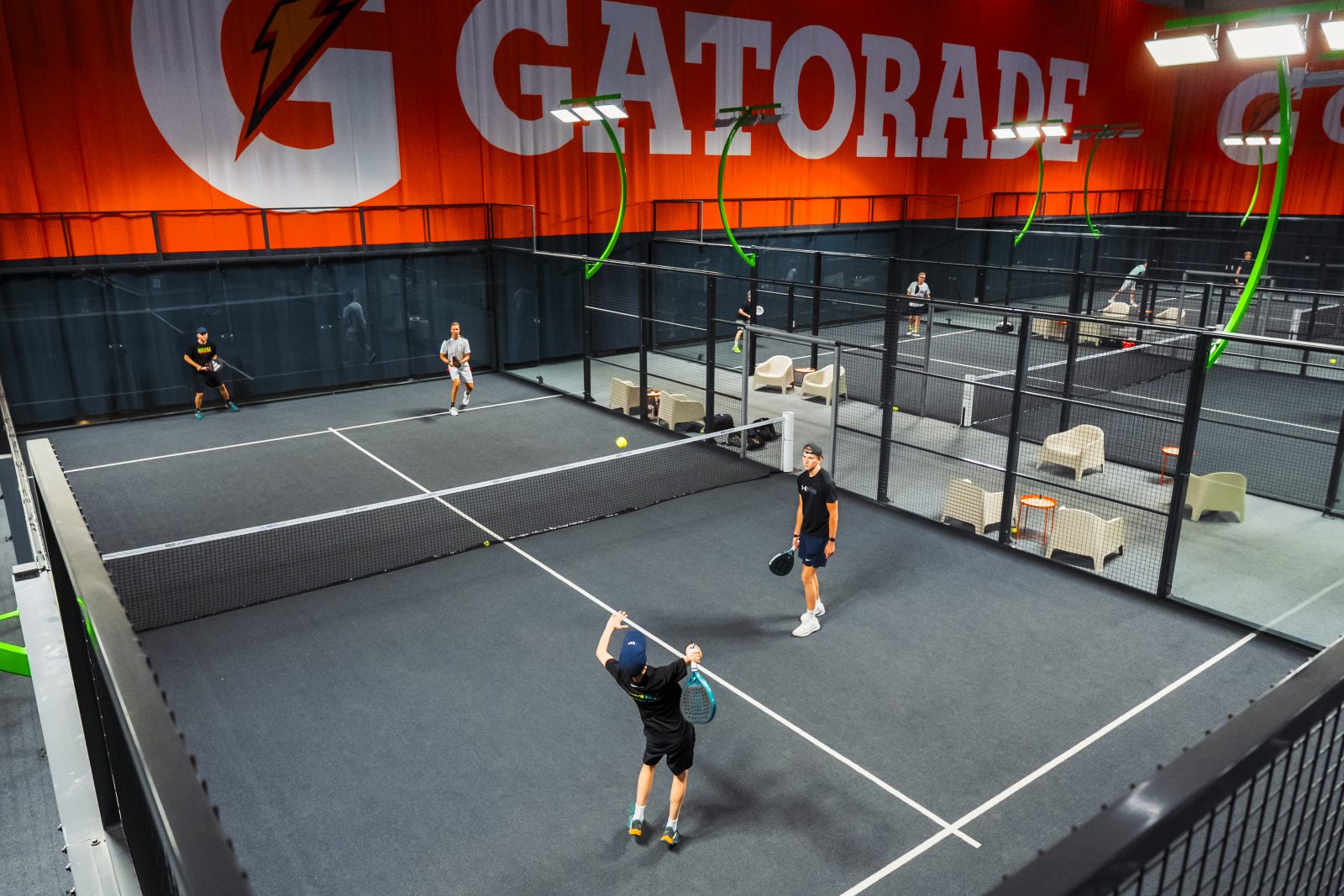 Padelkenttä on 20 x 10 m ja sitä pelataan normaalisti nelinpelinä.